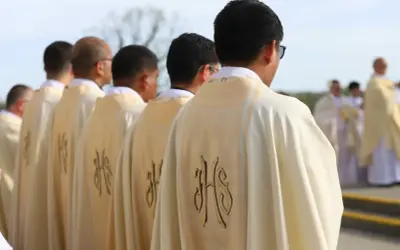 Księża w szatach z monogramem IHS. Analizy i statystyki dotyczące przyczyn spadku powołań kapłańskich.