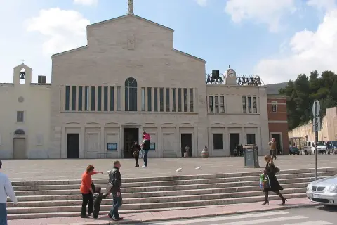 San Giovanni Rotondo: jak zaplanować pielgrzymkę śladami Ojca Pio. Plac przed bazyliką, ludzie wchodzą po schodach.