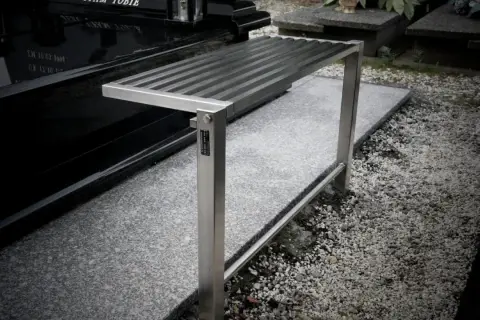 Nowa ławka na cmentarz, wykonana ze stali nierdzewnej, idealna do miejsc pamięci.