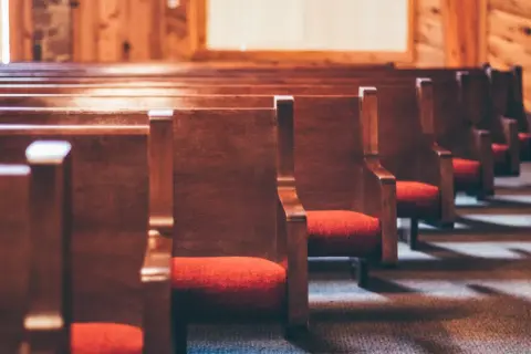 Puste ławki kościelne. Apostazja a prawo do pochówku – czy opuszczenie kościoła zamyka drogę do godnego pożegnania?