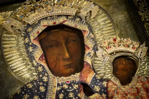 Ikona Matki Boskiej z Dzieciątkiem, bogato zdobiona klejnotami i złotem, symbolizuje przyczyny czci czarnych madonn w europejskich sanktuariach.