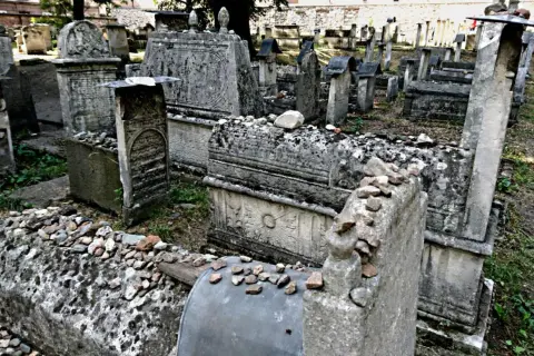 Na cmentarzach żydowskich kamienie zamiast kwiatów symbolizują trwałość pamięci. Kamienie są wieczne, jak pamięć o zmarłych.
