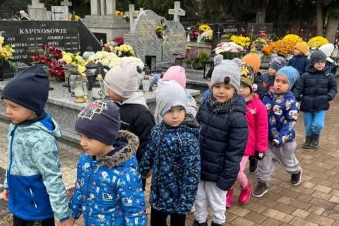 Dzieci idą na cmentarz. Jak przygotować się do pierwszej wizyty na cmentarzu z małym dzieckiem? Rozmowa, spokój i wyjaśnienie, co się dzieje.