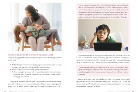 Matka śmieje się, trzymając dziecko na kolanach. Obok chłopiec patrzy na laptopa. Jak rozmawiać z dzieckiem o wierze nie narzucając mu własnych poglądów.
