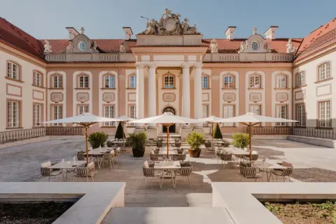 Dawne opactwo odzyskało blask, oferując gościom hotelowym i kulturalnym eleganckie patio z widokiem na zabytkową architekturę.
