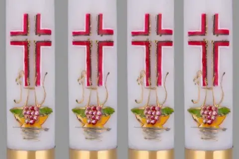 Ile świec na ołtarzu? Odkryj tajemnice liturgicznych tradycji