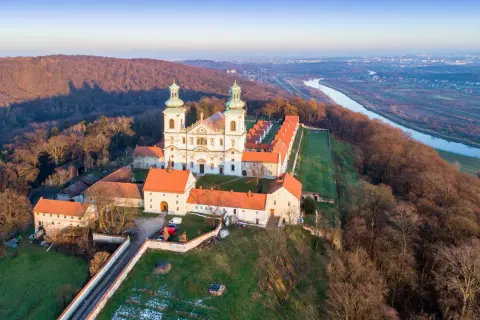 Opactwo Benedyktynów nad Wisłą. Goście poznają zasady milczenia w klasztorach benedyktyńskich, szukając spokoju i refleksji.