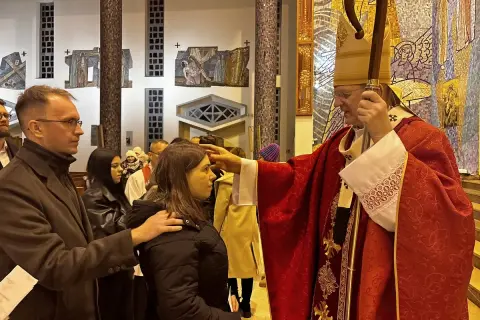 Biskup błogosławi wiernych. Jak reagować na skandale w kościele bez odrzucania samej wiary? Wierni szukają nadziei.
