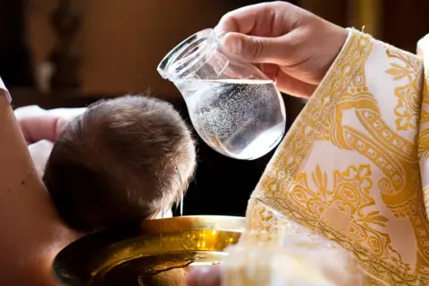 Chrzest niemowlęcia. Dylematy i wyjaśnienia Kościoła dotyczące objawów nieważności chrztu świętego.