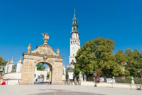 Brama i wieża Jasnej Góry pod błękitnym niebem.