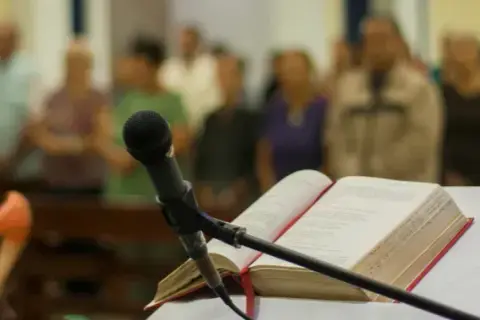 Kto to jest lektor w kościele i jakie ma kluczowe zadania?