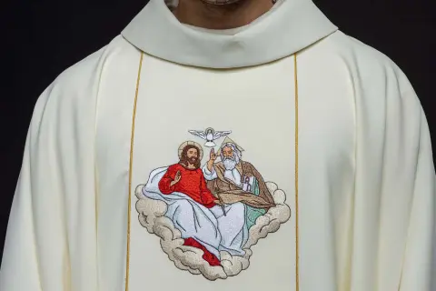 Biała szata z haftem Trójcy Świętej. Pomoc w walce z objawami kryzysu wiary i duchową pustką.