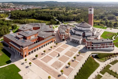 Sanktuarium św. Jana Pawła II w Krakowie z lotu ptaka, z placem i wieżą.