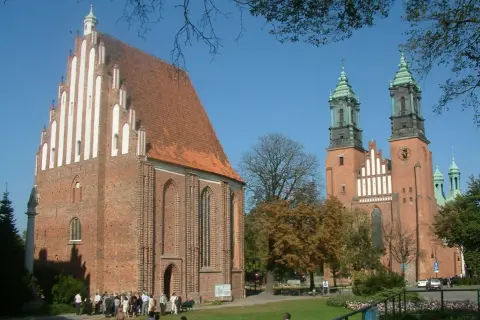 Katedra poznańska, jeden z najstarszych nieprzerwanie działających kościołów w Polsce, z charakterystyczną wieżą i ceglaną fasadą.