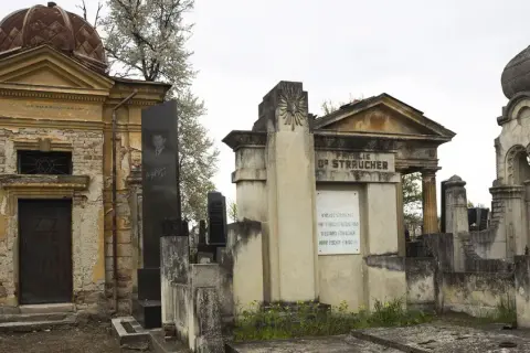 Nagrobek Strauchera i inne zabytkowe mauzolea, które czynią ten cmentarz jednym z najpiękniejszych zabytkowych cmentarzy w Polsce.