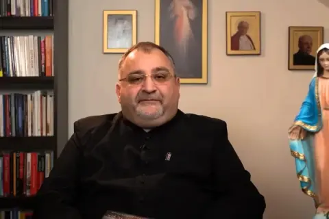 Ksiądz tłumaczy, jak przygotować się do spowiedzi generalnej rachunek sumienia. W tle obrazy religijne i figura Matki Bożej.