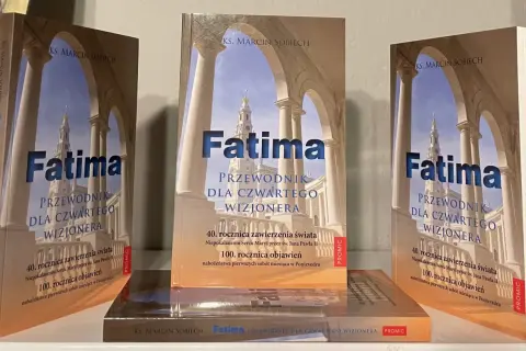 Książka "Fatima. Przewodnik dla czwartego wizjonera" podpowiada, czy warto jechać do Fatimy w rocznicę objawień, uwzględniając logistykę i nocleg.