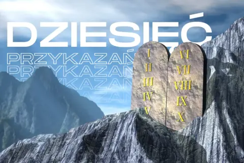 Kamienne tablice z wyrytymi cyframi rzymskimi, symbolizujące 10 przykazań Bożych, stoją na tle górskich szczytów.