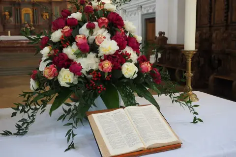Jakie kwiaty doniczkowe do kościoła? Odkryj piękne i symboliczne wybory