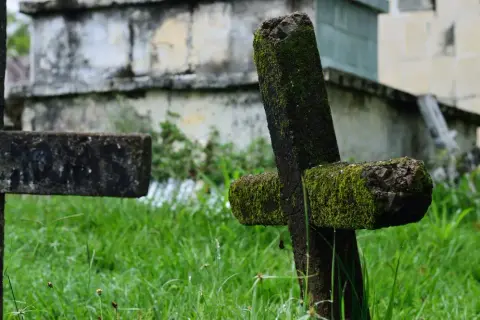 Czy można przynosić rzeczy z cmentarza do domu? Etyka i przesądy