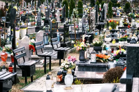 Jak sprzedać miejsce na cmentarzu - poznaj prawne ograniczenia i ryzyka