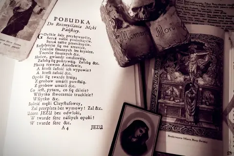 Stary tekst "gorzkie żale" obok czaszki i religijnych ilustracji.