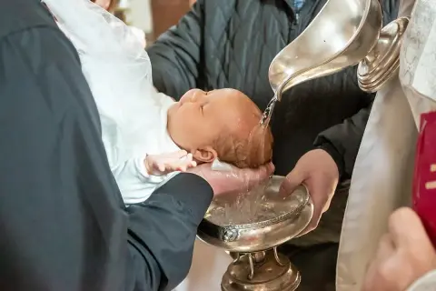 Jak wygląda chrzest w kościele? Poznaj ważne rytuały i zwyczaje