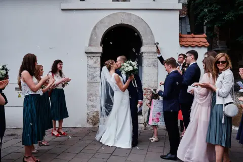 Ślub pary z bańkami mydlanymi. Czy warto brać ślub jednostronny z osobą niewierzącą? Warunki i refleksje.
