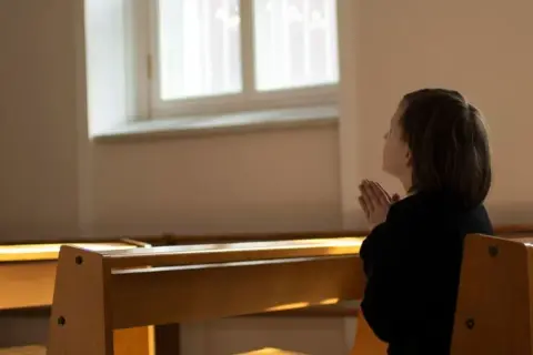Jakie są wspólnoty w kościele i jak wpływają na duchowość wiernych