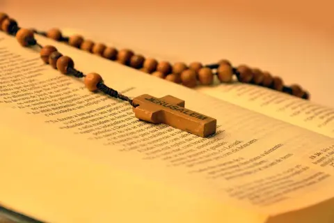 Czy modlitwa na leżąco to grzech? Przekonaj się, co mówi Biblia