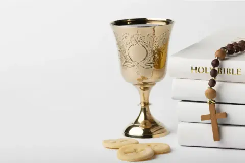 Kielich, hostie, Biblia i różaniec. Jak uzyskać odpis aktu chrztu do ślubu w innej parafii?