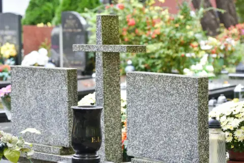 Jak znaleźć grób na cmentarzu – proste sposoby na lokalizację miejsca pochówku