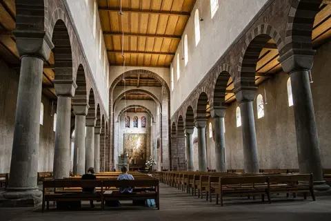 Jakie dekoracje zdobiły wnętrza kościołów romańskich - poznaj ich tajemnice