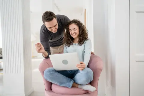 Para dowiedziała się, jak zapisać się na kurs przedmałżeński online, bo jest ważny dla ich przyszłości.