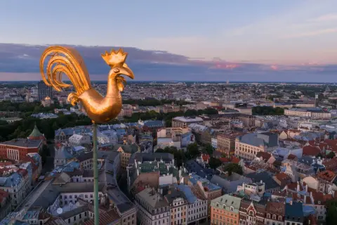 Złoty kogut na wieży kościoła, symbol miasta, góruje nad panoramą. Co oznacza kogut na wieży kościoła? Strażnik miasta.