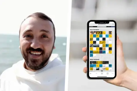 Uśmiechnięty mężczyzna w habicie trzyma smartfon z aplikacją "Niezbędnik katolika czytania na każdy dzień", prezentującą Stary i Nowy Testament.