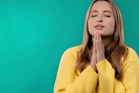 Kobieta z zamkniętymi oczami, dłonie złożone do modlitwy. Może to symbolizować objawy pychy duchowej u osób nadgorliwych religijnie, które w swojej gorliwości zapominają o pokorze.