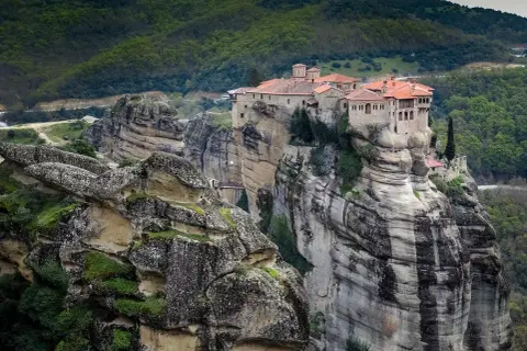 Klasztory Meteory w Grecji na skalnych iglicach. Jak zaplanować wizytę w klasztorach Meteora w Grecji bez tłumów, by podziwiać te cuda natury i architektury.