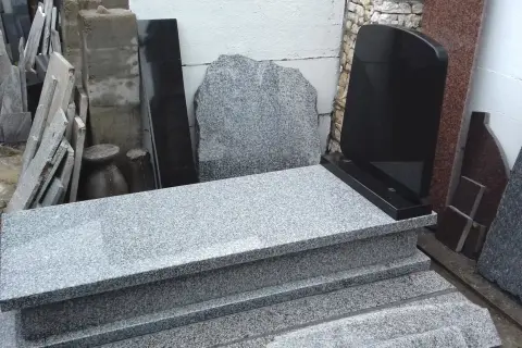 Jak odnowić stary nagrobek z lastryko domowym sposobem? Na zdjęciu nagrobki z lastryko i granitu, gotowe do montażu lub renowacji.