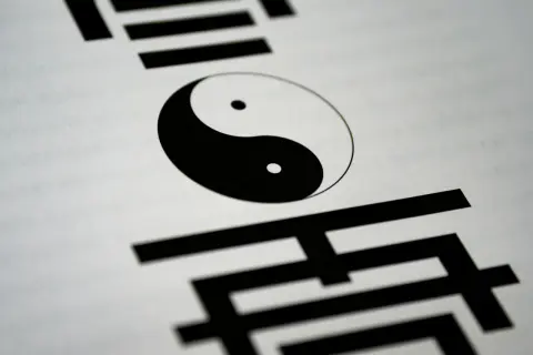Symbol Yin Yang na białym tle, otoczony chińskimi znakami. Ilustruje różnicę między wiarą a wiedzą, perspektywę filozoficzną i teologiczną.