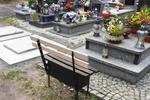 Jak zamontować ławkę na cmentarzu bez zbędnych problemów i kosztów