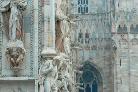 Czym różni się sanktuarium od kościoła? Kluczowe różnice i znaczenie