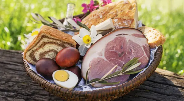 Koszyk z pieczonym mięsem, jajkami i chlebem. Tradycyjnie, czy w Wielką Sobotę można jeść mięso?