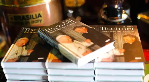 Stos książek z okładkami przedstawiającymi Jana Pawła II i ks. Tischnera.