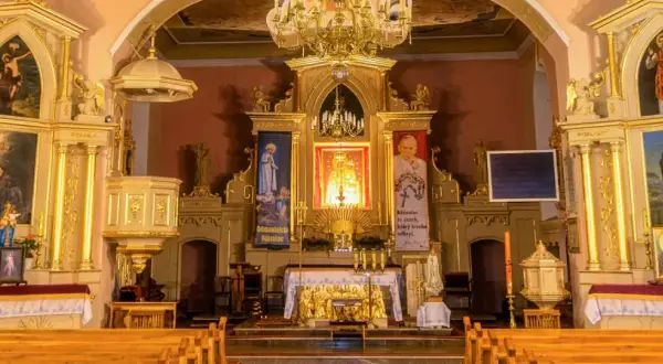 Złocone wnętrze cerkwi z ołtarzem, obrazami i portretem Jana Pawła II. Czy można fotografować wnętrza cerkwi podczas nabożeństwa?