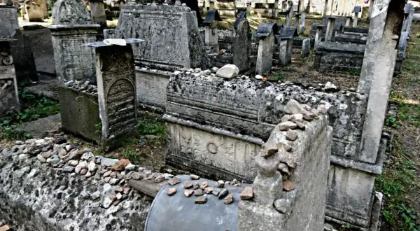 Na cmentarzach żydowskich kamienie zamiast kwiatów symbolizują trwałość pamięci. Kamienie są wieczne, jak pamięć o zmarłych.