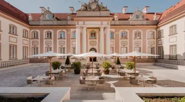 Dawne opactwo odzyskało blask, oferując gościom hotelowym i kulturalnym eleganckie patio z widokiem na zabytkową architekturę.