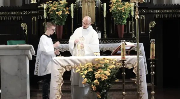 Kapłan i ministrant podczas mszy. Czy opuszczenie mszy świętej w niedzielę jest grzechem ciężkim? To pytanie nurtuje wielu wiernych.
