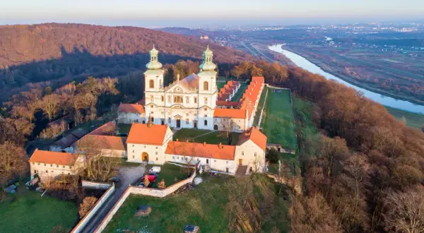 Opactwo Benedyktynów nad Wisłą. Goście poznają zasady milczenia w klasztorach benedyktyńskich, szukając spokoju i refleksji.