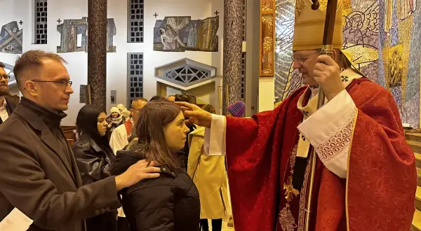 Biskup błogosławi wiernych. Jak reagować na skandale w kościele bez odrzucania samej wiary? Wierni szukają nadziei.
